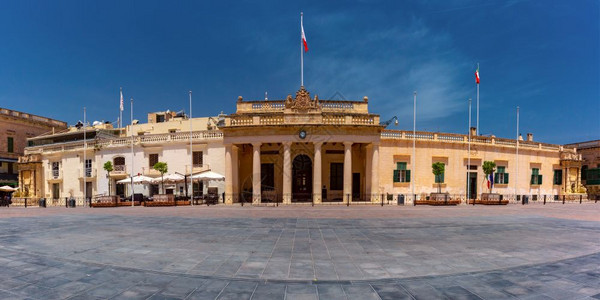 上午在马耳他首都瓦莱塔的老城圣乔治广场和宫铁架圣乔治和王宫在马耳他老城瓦莱塔的圣乔治和王宫广场图片