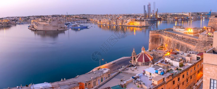 瓦莱塔和大港的古代防御线全景包括船只和三个城市加固的城市比尔古森格拉和科斯皮库亚黎明时马耳他瓦莱塔和大港黎明时马耳他图片