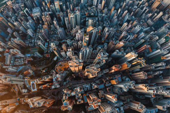 香港市中心空景象亚洲智能城市金融区和商业中心日落时摩天大楼和高的顶层景象图片
