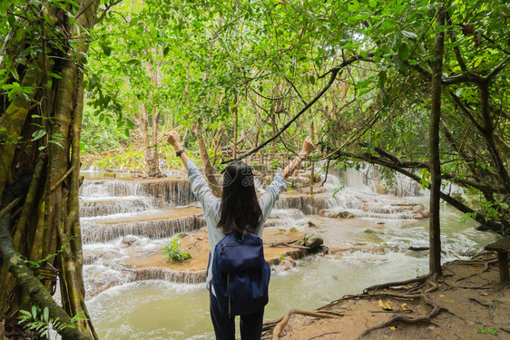 快乐的亚洲妇女在泰国Kanchanaburi公园旅行和户外度假时图片