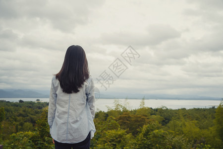 孤独的亚洲妇女在泰国坎沙纳布里家公园旅行和户外度假时思考热带森林的问题和苦难图片