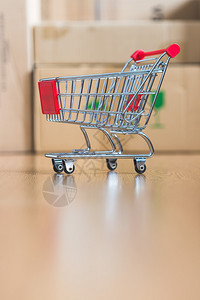 网上购物和包裹服务概念微型购物车和纸板箱图片