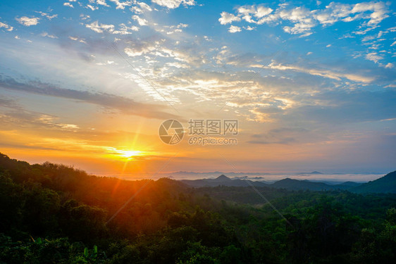 美丽的天空日出山上的月光清晨有雾图片