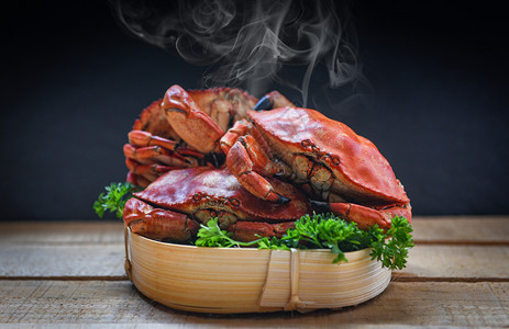 蒸汽锅蟹和深底黑海产食品煮红石蟹图片