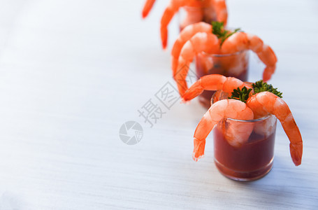 番茄酱中的玻璃虾鸡尾酒贝壳鱼海产鲜煮了虾番茄酱洋美食晚餐和桌上的香料图片