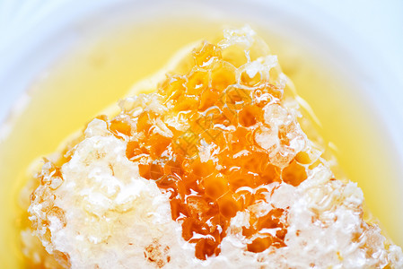 白色盘子上黄甜蜂窝切片天然健康食品图片