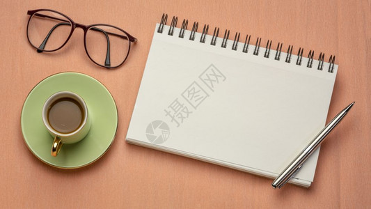 工作空间平板有白螺旋笔记本咖啡和阅读眼镜长横幅格式图片