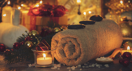 配有圣诞装饰的斯帕构成节假日SPA待遇节假日和放松概念背景