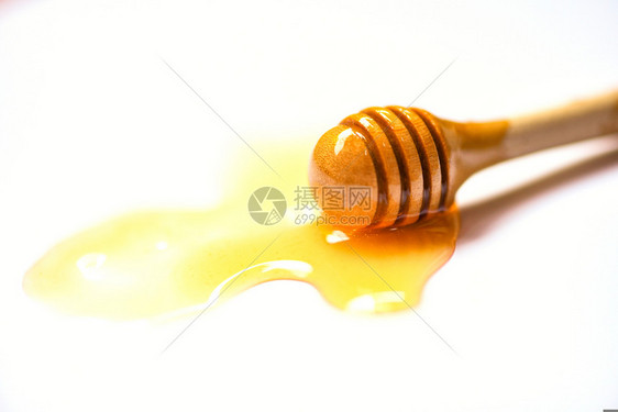 白底带黄糖的蜂蜜图片