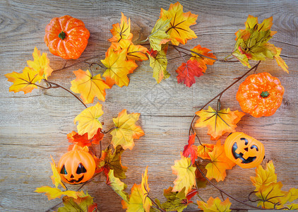 秋天在木制装饰节日的木制概念上图片