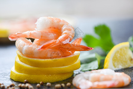 柠檬上的新鲜虾盘子上装的新鲜虾海煮熟的加香料和蔬菜煮熟的虾美食图片