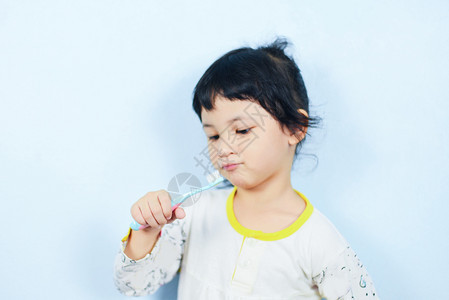 亚洲小女孩用牙刷手头科卫生儿童不刷牙有选择地重点图片