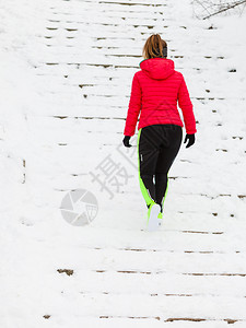 参加户外体育锻炼运动装饰思想冬季在户外参加温暖运动服装训练的妇女冬季在户外参加运动的妇女冬季在户外参加运动的妇女图片