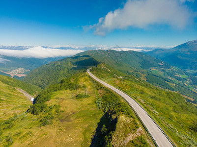 航空视图挪威西部斯托尔海宁山区VinjeVikeVik的VikeVik之间穿过Vikafjellet的公路挪威夏季风景山口公路图片