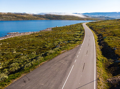 穿过挪威的道路与湖图片