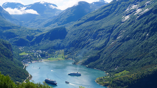 FjordGeirangerfjord和渡轮船从挪威Ornesviven观望点看旅行目的地挪威FjordGeirangerfjo图片