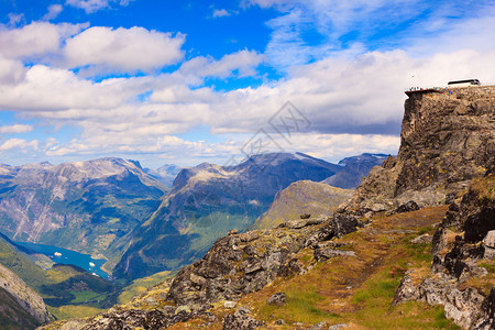 与来自Dalsnibba地区的Geirangerfjord的全景山地观Geiranger天行观山台远处挪威Dalsnibba观点图片