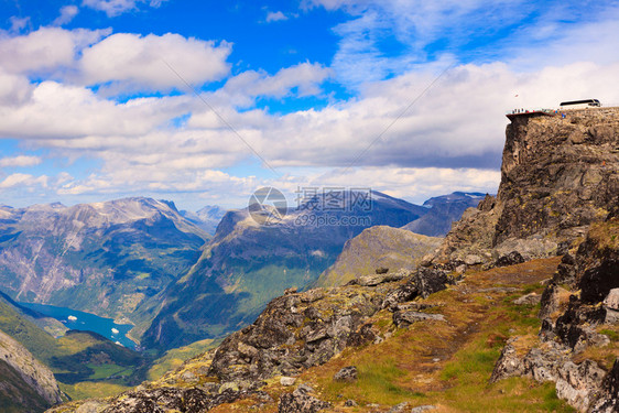 与来自Dalsnibba地区的Geirangerfjord的全景山地观Geiranger天行观山台远处挪威Dalsnibba观点图片