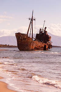 希腊的海岸线与Gytheio附近的Glyfada海滩上著名的生锈船沉没DimitrosGythioLaconiaPeloponn图片