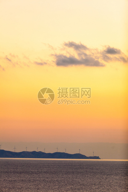 日落时离岸发电站风力涡轮机景海希腊可再生态能源概念日落时风力涡轮机海景图片