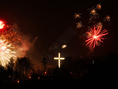 天空烟花爆炸在波兰格丁尼亚市庆祝新年节日之夜有色烟花图片