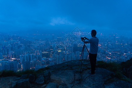 摄影师在香港市区的山丘上登在旅行度假或节日期间探险图片