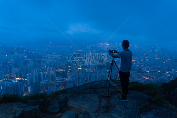 摄影师在香港市区的山丘上登在旅行度假或节日期间探险图片