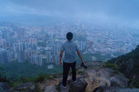 摄影师在香港市区的山丘上登在旅行度假或节日期间探险图片