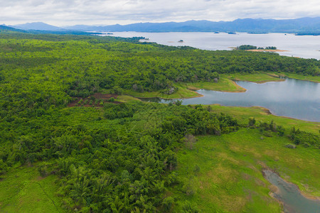 泰国Kanchanaburi区公园热带森林中的树木河流或湖泊以及夏季山区或丘的空中最高视图图片