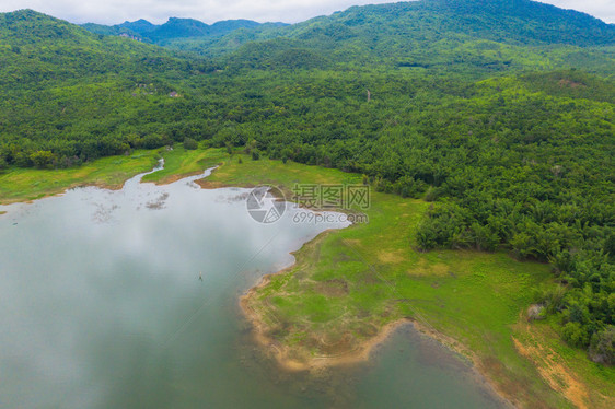 泰国Kanchanaburi区公园热带森林中的树木河流或湖泊以及夏季山区或丘的空中最高视图图片