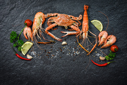 黑底虾蟹海鲜鱼盘用草药和香料煮熟的海鲜图片