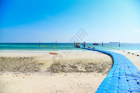 浅沙热带夏岛蓝水有明天背景和塑料浮海桥美丽的风景海滨度假概念图片