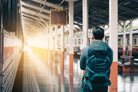 站在平台火车的亚洲男子等待并展望未来的概念图片