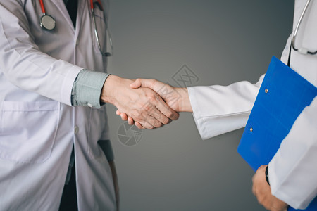 两位医生和一起工作握手图片