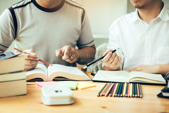 图书馆的青少年脑浆暴涨大学的项目工作图片