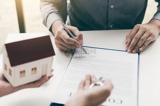 手持客户签署合同订房地产合同或抵押贷款图片