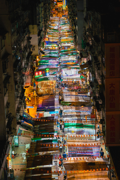 在香港市心府MongkokDistist寺庙街的夜市零售店人们在街上行走和购物图片