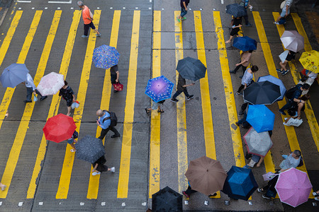 暴雨中国香港唐城斑马线视图背景