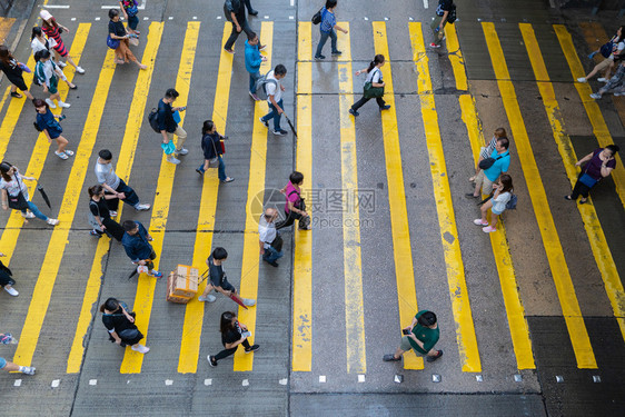 位于香港唐城的繁忙交通道路图片