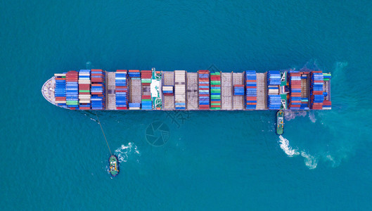 在出口进业务物流和运输概念中集装箱货船与蓝色海洋上的国际货物空中最高视角图片