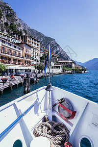 意大利LagodGarda蓝水Moutnain山脉和小村庄图片