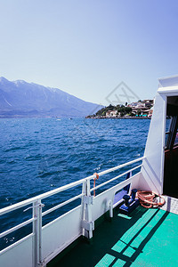 船只铁路巡航蓝水和山脉意大利警察拉戈图片