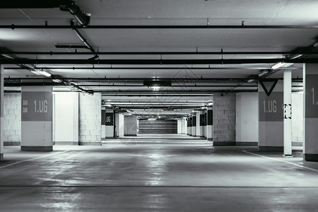 无人的地下停车场图片