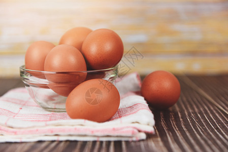 木桌背景从农产品中收集的天然鸡蛋作为食物图片