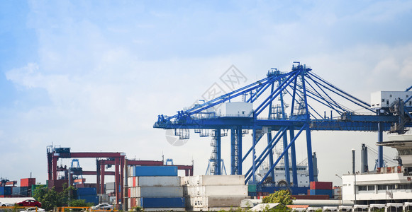 港口业和水运输中进出口汽车业务和物流的起重船集装箱图片
