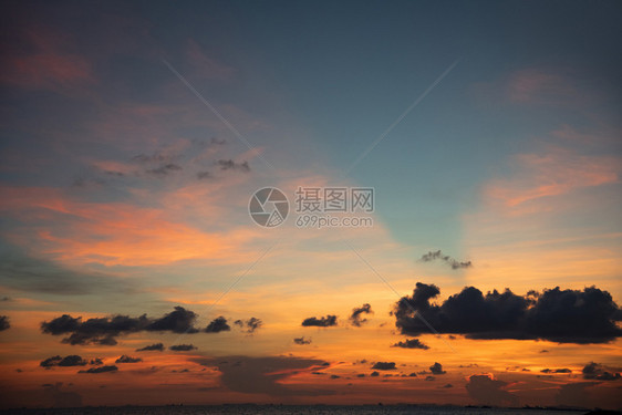 美丽的天空日落浅色的彩橙云和热带海洋夏季的蓝色戏剧天空背景图片