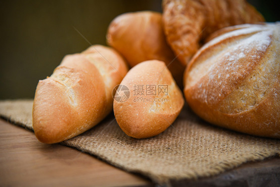 粗制餐桌上土早食品概念中的麻袋各种类的新鲜面包图片