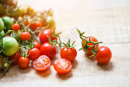 收获木本底绿色和成熟的红番茄新鲜有机图片