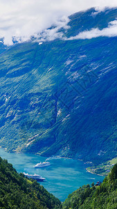 FjordGeirangerfjord和渡轮船从挪威Ornesviven观望点看旅行目的地挪威FjordGeirangerfjo图片