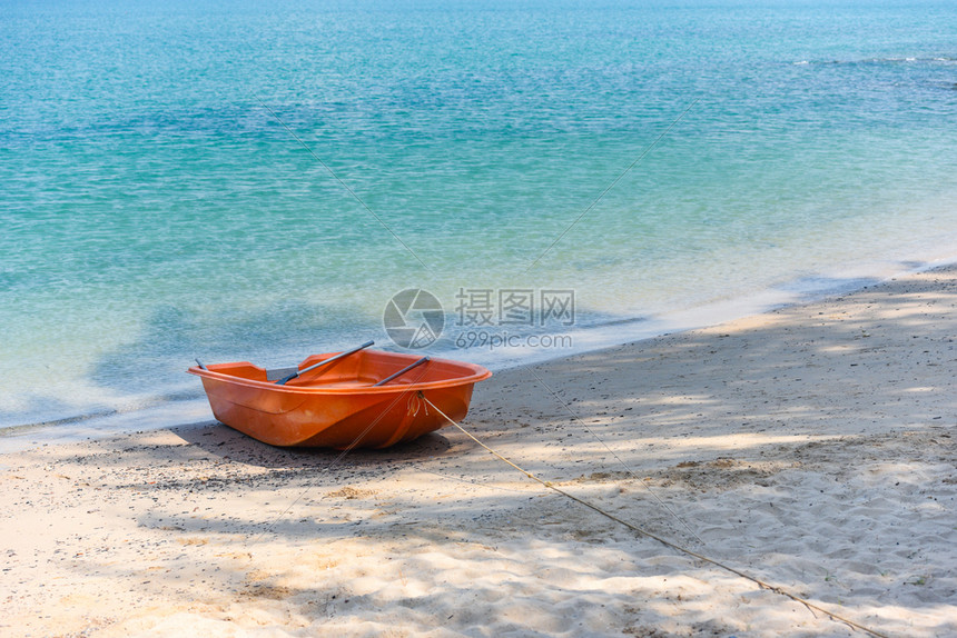 海底浅和蓝的沙滩美丽图片